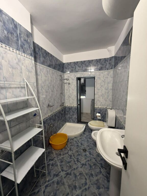 🏠 Appartamento 1+1 in affitto – Myslym Shyri  🛋️ Arredato &amp; completo 🏢 5° piano edificio esistente  💰 65.000 lek/mese