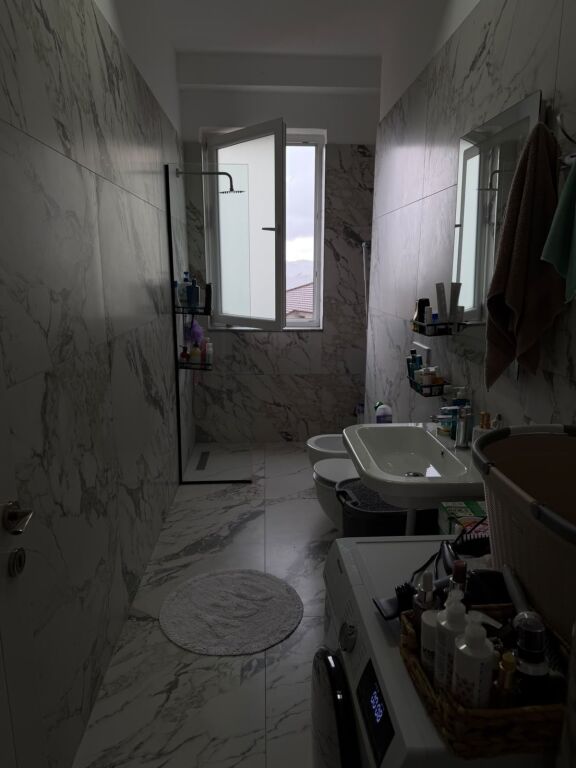 Apartament 1+1 me Qira pranë Rrugës së Elbasanit dhe Sanatoriumit, Rruga Ligor Lubonja. 50'000 lekë/muaj