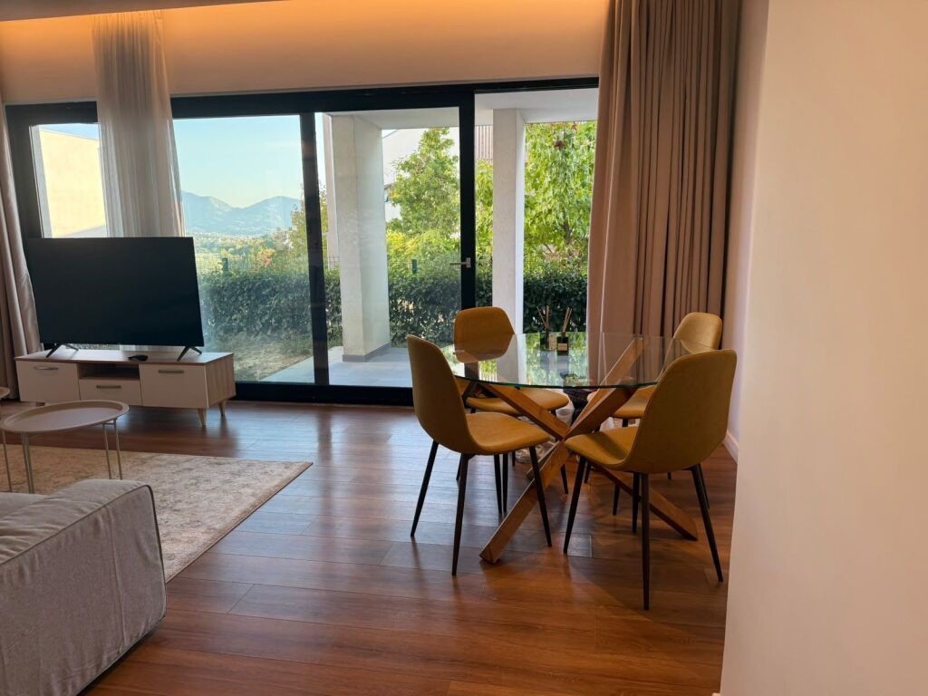 Apartament 2+1 me qira buzë Liqenit të Farkës, me oborr dhe 2 parkime
