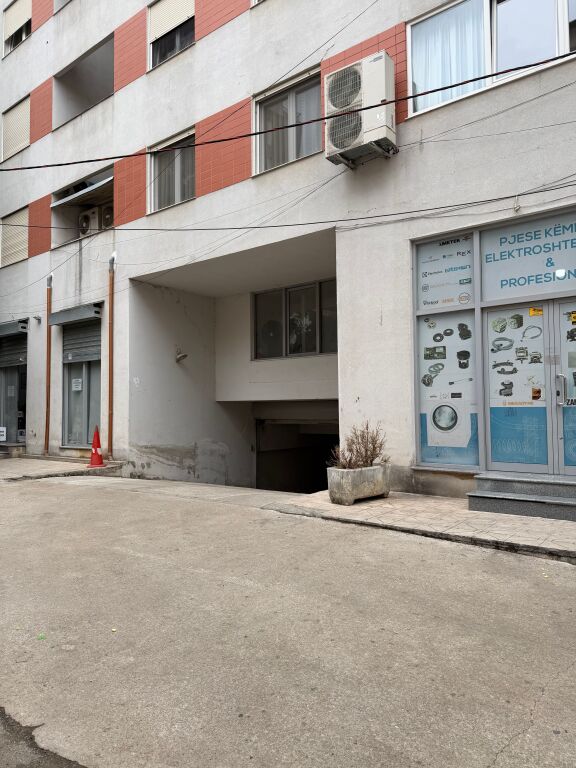 Shitet Vend Parkimi te Ish-Tregu Elektrik, Tiranë
