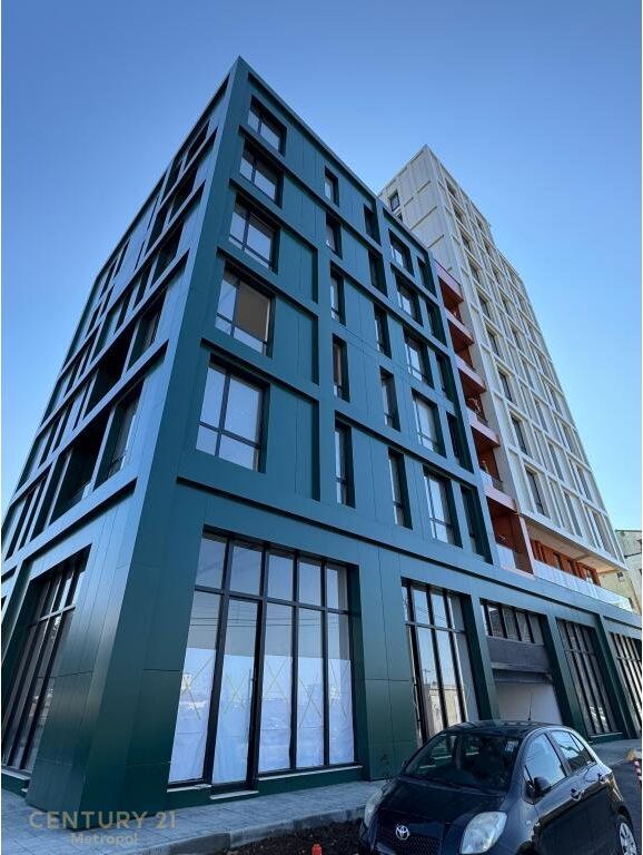 We rent a commercial space with a parking spot, near Bulevardi i Ri!