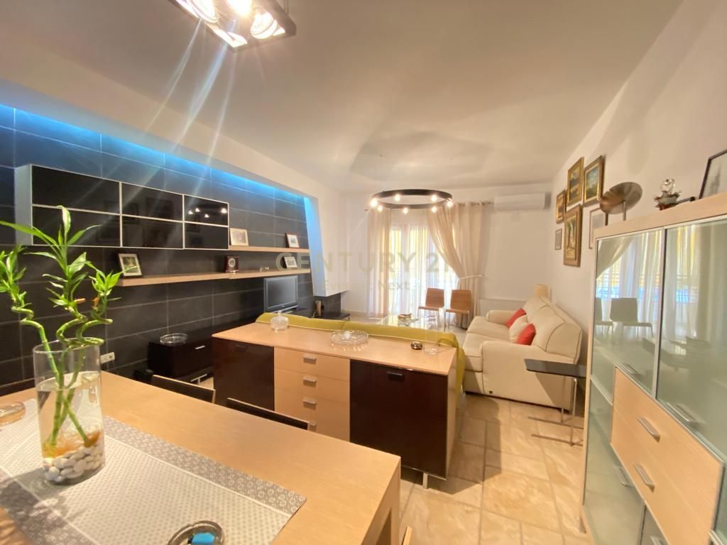 Shitet Apartament i Mobiluar 2+1+2 te Kompleksi Dinamo (Përballë Olimpikut)
