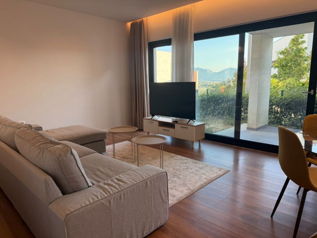Apartament 2+1 me qira buzë Liqenit të Farkës, me oborr dhe 2 parkime
