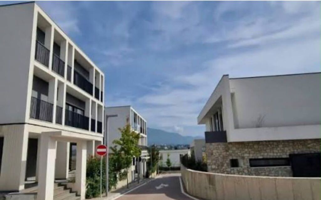 Apartament 2+1 me qira buzë Liqenit të Farkës, me oborr dhe 2 parkime