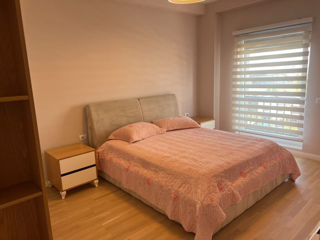 Apartament 1+1 me qera tek Stacioni i Trenit (te Spaku), me parkim dhe internet