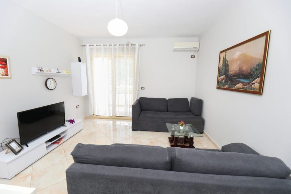 🌊 ME QIRA – APARTAMENT 1+1 ME PAMJE TË PLOTË NGA DETI NË LUNGOMARE, VLORË 🏡✨