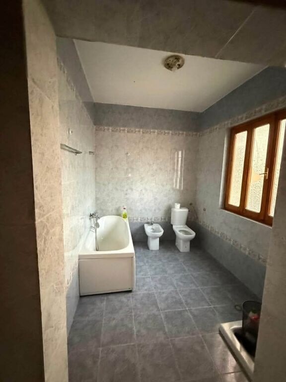 JEPET ME QIRA SHTEPI 3-KATËSHE – KINOSTUDIO, TIRANË