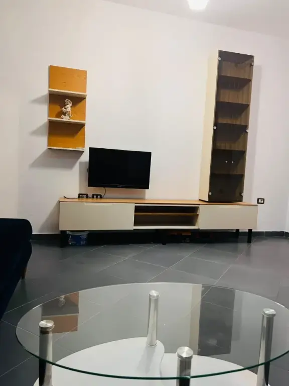 Apartament 2+1 me qera prane Restorant Freskut