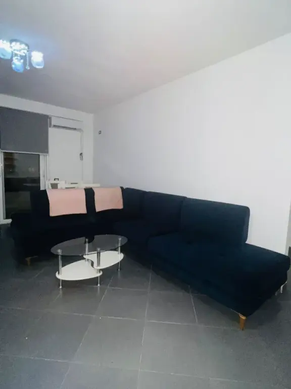 Apartament 2+1 me qera prane Restorant Freskut