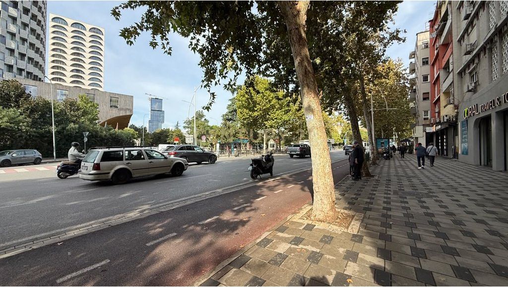 240 M2 AMBIENT KOMERCIAL PER SHITJE NE QENDER!
