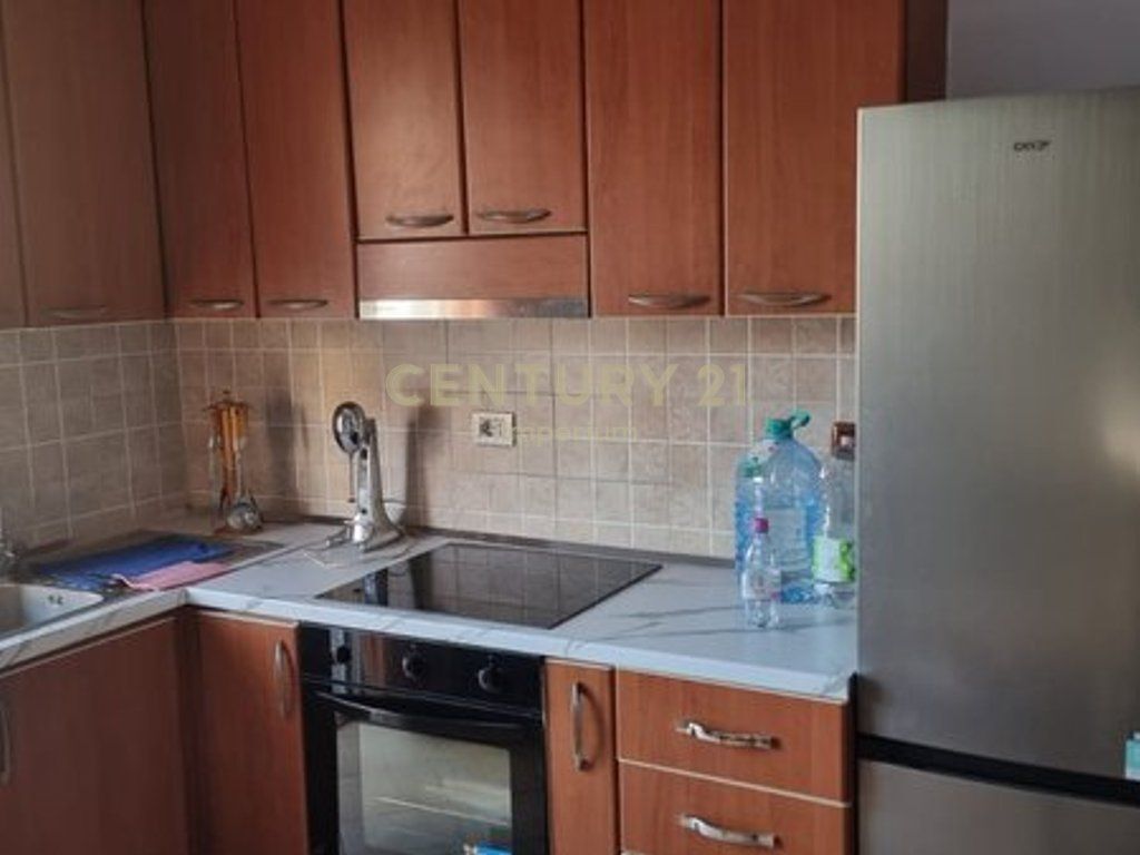 Apartament 2+1 për Qira në Kombinat!