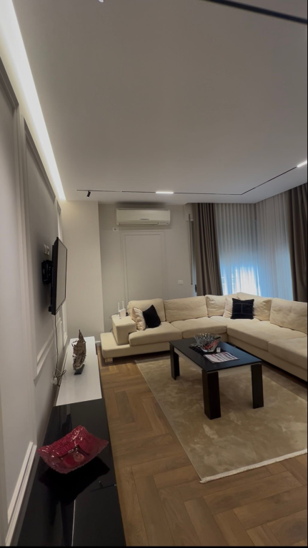 Jepet me qira apartament 2+1 me post parkimi, në Rrugën Hoxha Tahsim, pranë Pazarit të Ri.