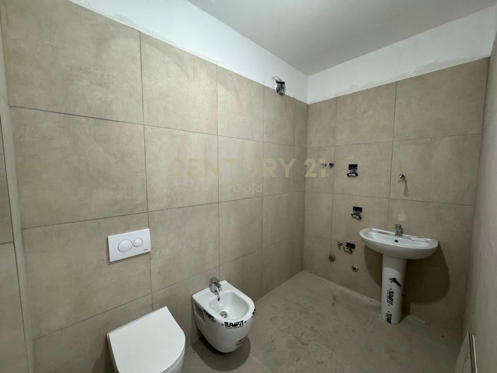 Jepet me Qira apartament 2+1+2 tek Kompleksi Aura, Laprake