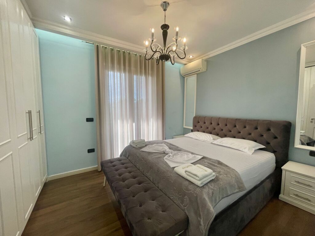 APARTAMENT 2+1 ME QIRA NE QENDER TE RRUGA