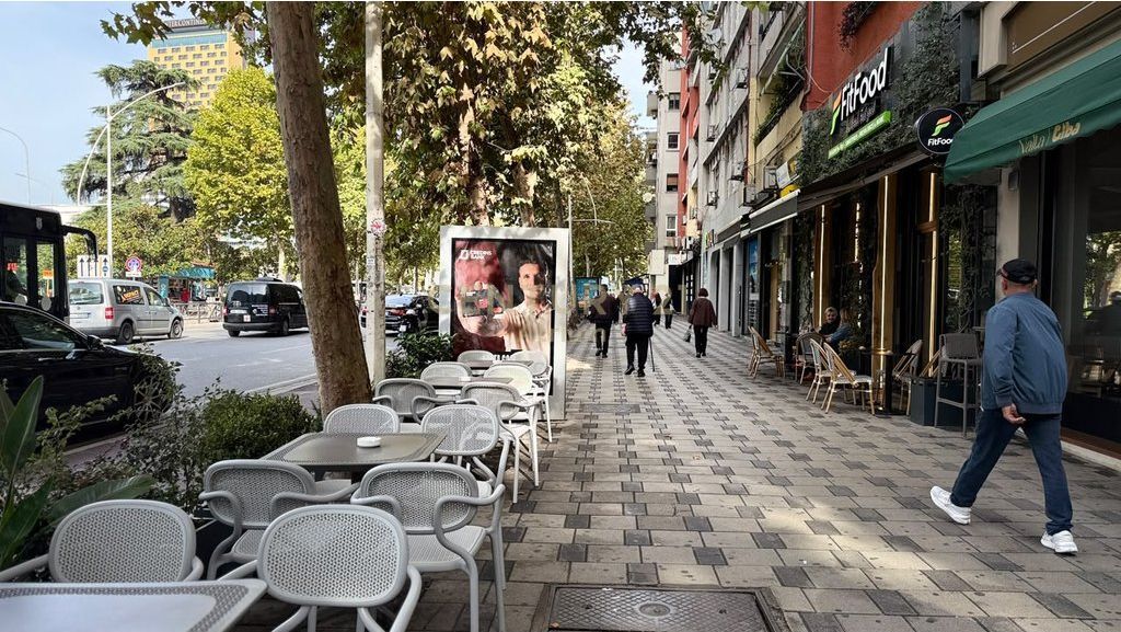 240 M2 AMBIENT KOMERCIAL PER SHITJE NE QENDER!
