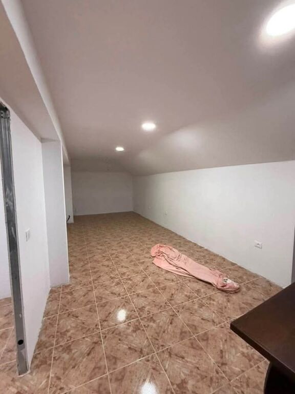JEPET ME QIRA SHTEPI 3-KATËSHE – KINOSTUDIO, TIRANË