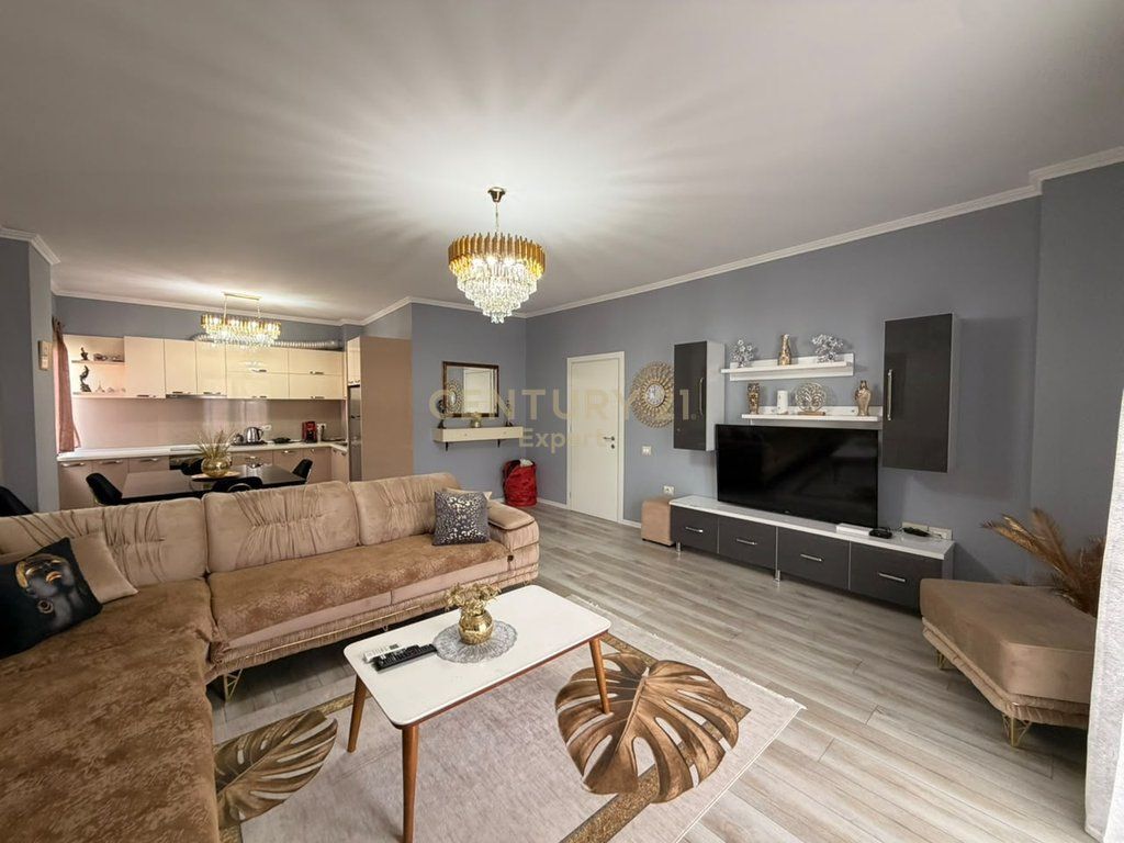 JAPIM ME QIRA APARTAMENT 2+1 NE QENDER TE TIRANES!