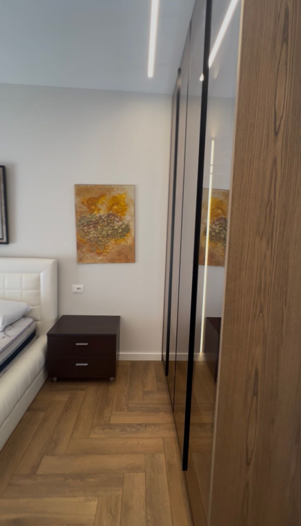 Jepet me qira apartament 2+1 me post parkimi, në Rrugën Hoxha Tahsim, pranë Pazarit të Ri.