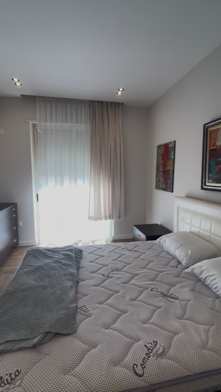 Jepet me qira apartament 2+1 me post parkimi, në Rrugën Hoxha Tahsim, pranë Pazarit të Ri.