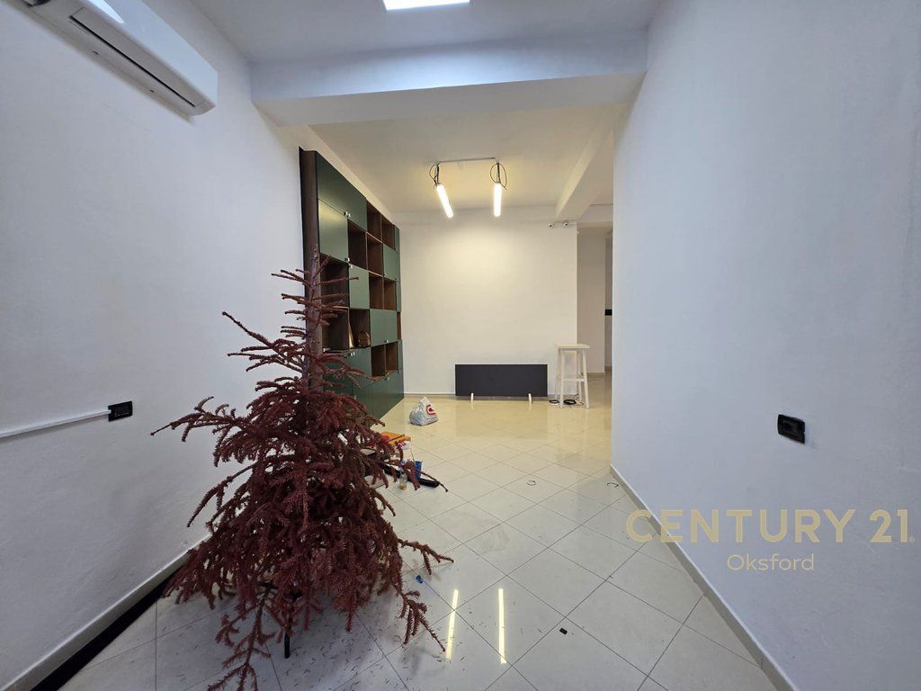 SHOP FOR RENT WITH GLASS FACADE IN ASTIR