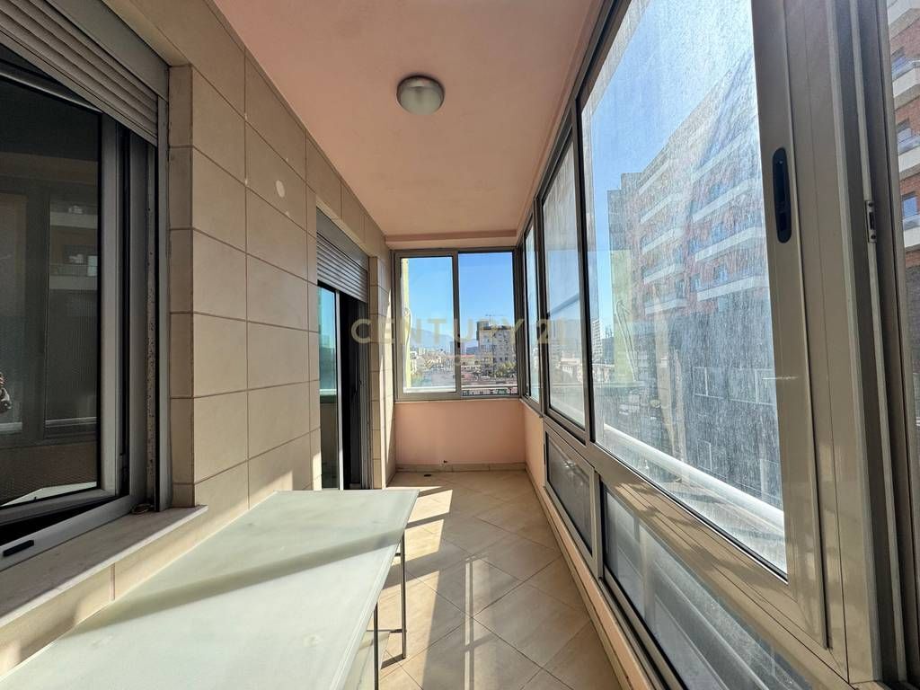 JAPIM ME QIRA APARTAMENT 3+1+2 TEK RRETHRROTULLIMI I ZOGUT TE ZI