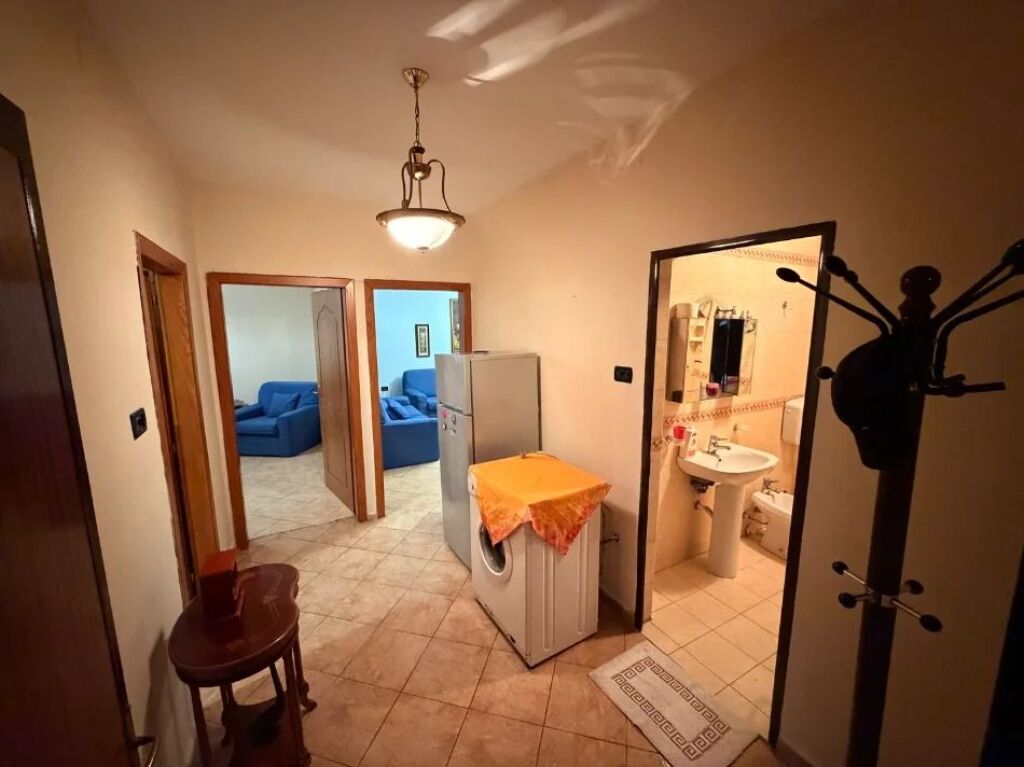🏢Porcelan,prane Universitetit Europian Tirane jepet me qera ,2+1,i mobiluar. 550Euro 
