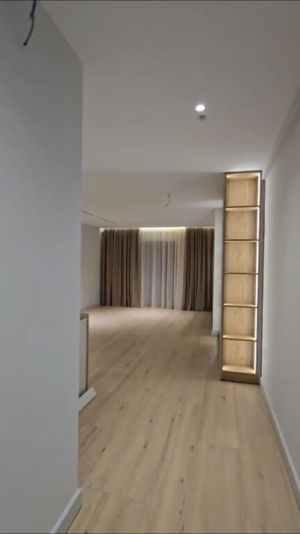 Shitet apartament 2+1 tek Liqeni i Thate, prane Radisson!
