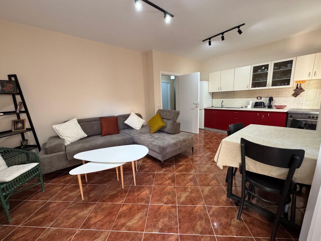 Shitet Apartament 1+1