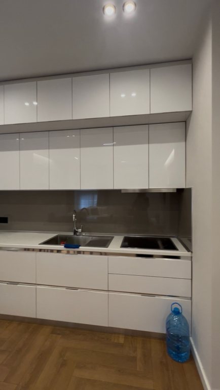 Jepet me qira apartament 2+1 me post parkimi, në Rrugën Hoxha Tahsim, pranë Pazarit të Ri.