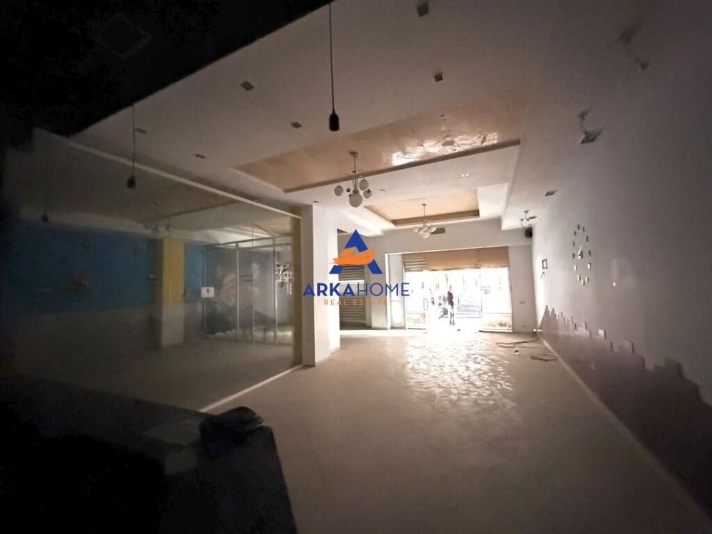 “EKSKLUZIVE” JEPET ME QERA AMBIENT BIZNESI+VERANDË 150 M2 "NE YZBERISHT" 1500 EURO