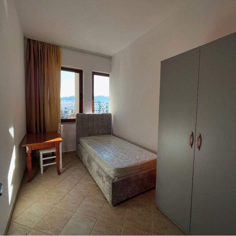🏡 JEPET ME QIRA APARTAMENT 2+1  📍 21 dhjetori ,Mbrapa Square 21, Tiranë 🏢 Kati: 7 🛗 Pallat me ashensor  💰 Çmimi: 70,000 lekë/muaj