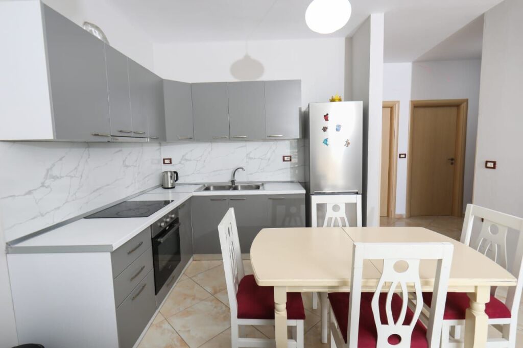 🌊 ME QIRA – APARTAMENT 1+1 ME PAMJE TË PLOTË NGA DETI NË LUNGOMARE, VLORË 🏡✨