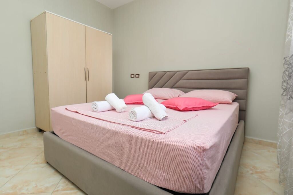 🌊 ME QIRA – APARTAMENT 1+1 ME PAMJE TË PLOTË NGA DETI NË LUNGOMARE, VLORË 🏡✨
