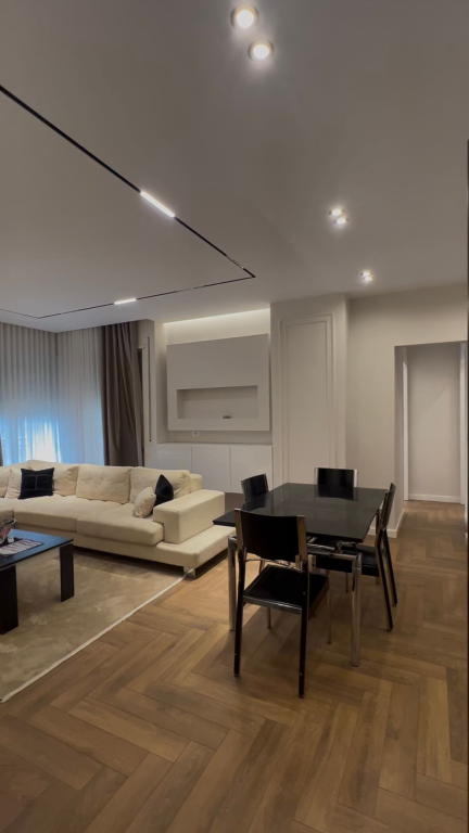 Jepet me qira apartament 2+1 me post parkimi, në Rrugën Hoxha Tahsim, pranë Pazarit të Ri.