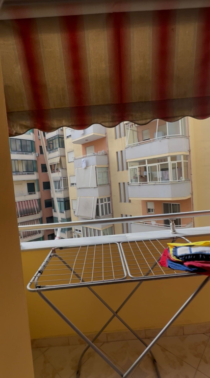 Jepet me qira apartament 2+1 me post parkimi, në Rrugën Hoxha Tahsim, pranë Pazarit të Ri.
