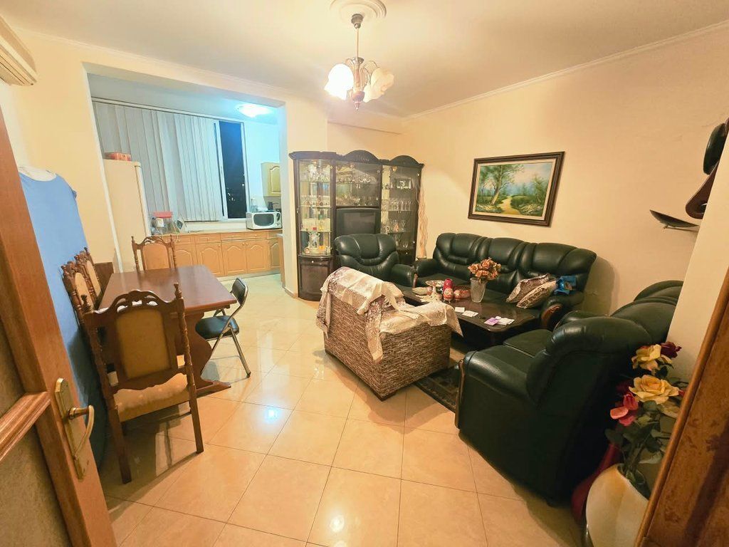 Shitet apartament 2+1+2 tek Shkolla e Kuqe