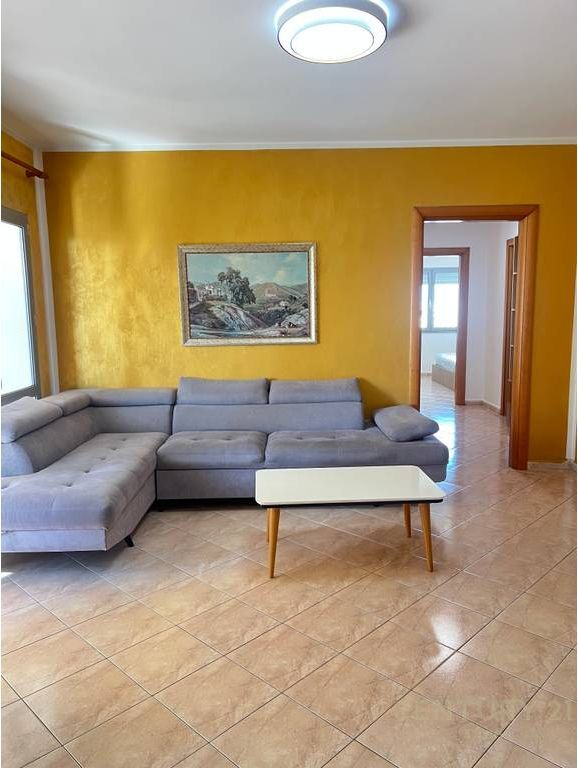 Apartament 3+1+2 tualete me qira te Zogu i Zi. 1,200 € /Muaj