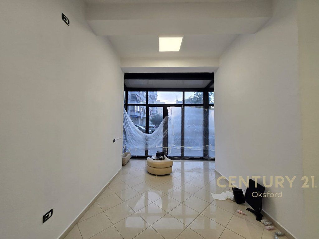 SHOP FOR RENT WITH GLASS FACADE IN ASTIR