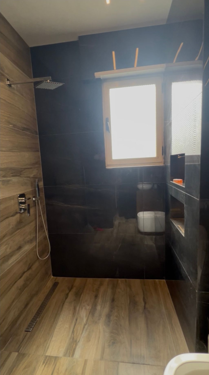 Jepet me qira apartament 2+1 me post parkimi, në Rrugën Hoxha Tahsim, pranë Pazarit të Ri.