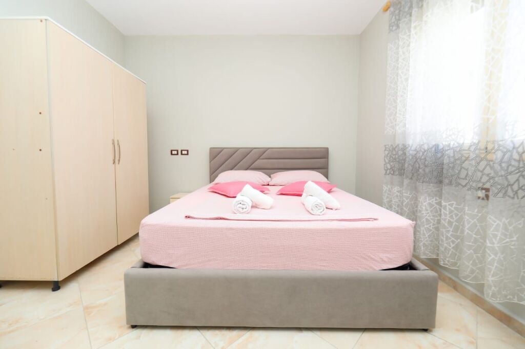 🌊 ME QIRA – APARTAMENT 1+1 ME PAMJE TË PLOTË NGA DETI NË LUNGOMARE, VLORË 🏡✨