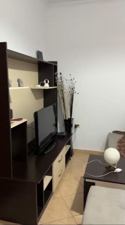 Jepet me qera 1+1 pallat me Shigjeta mobiluar 50000 lek ashensor
