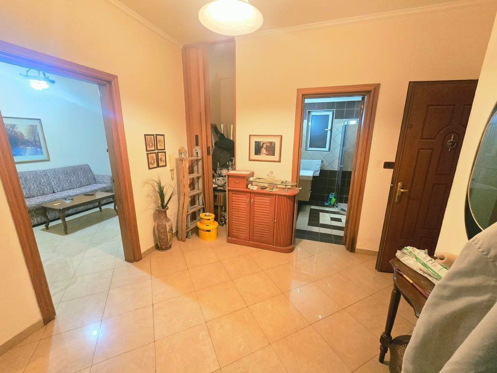 Shitet apartament 2+1+2 tek Shkolla e Kuqe