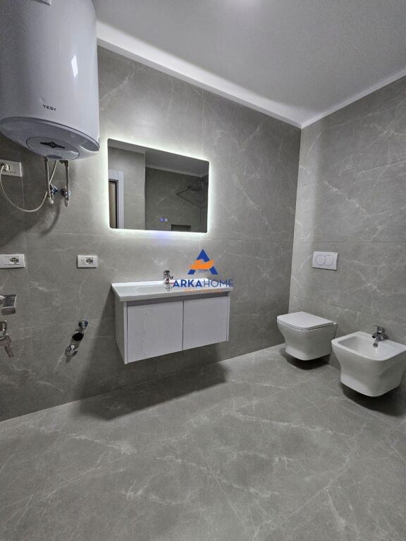 VENDESI APPARTAMENTO 1+1+BALCONE "DI FRONTE A DELIJORGJI, VIA KAVAJES" 170.000 EURO