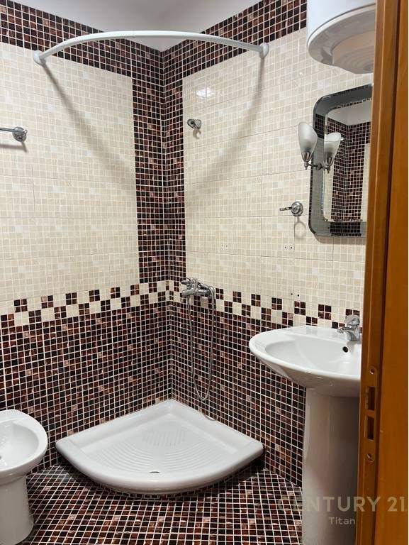 Apartament 3+1+2 tualete me qira te Zogu i Zi.