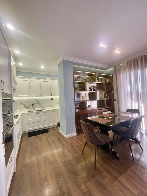 APARTAMENT 2+1 ME QIRA NE QENDER TE RRUGA