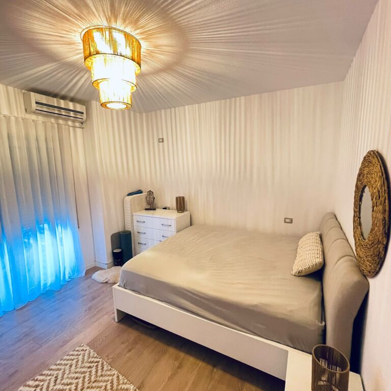 Jepet apartament me qera 1+1 pamje deti