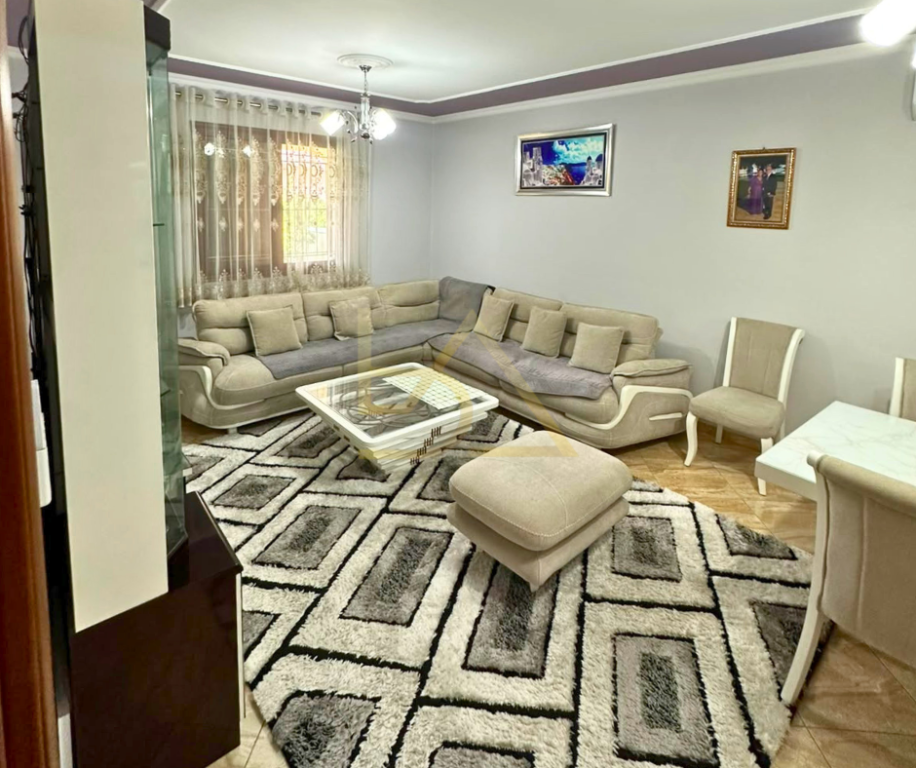 SHITET VILË 3-KATËSHE ME PAPAFINGO – KAMËZ