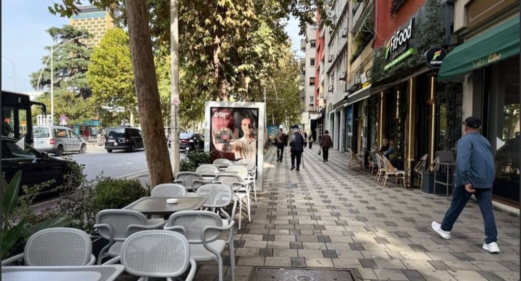 240 M2 AMBIENT KOMERCIAL PER SHITJE NE QENDER!