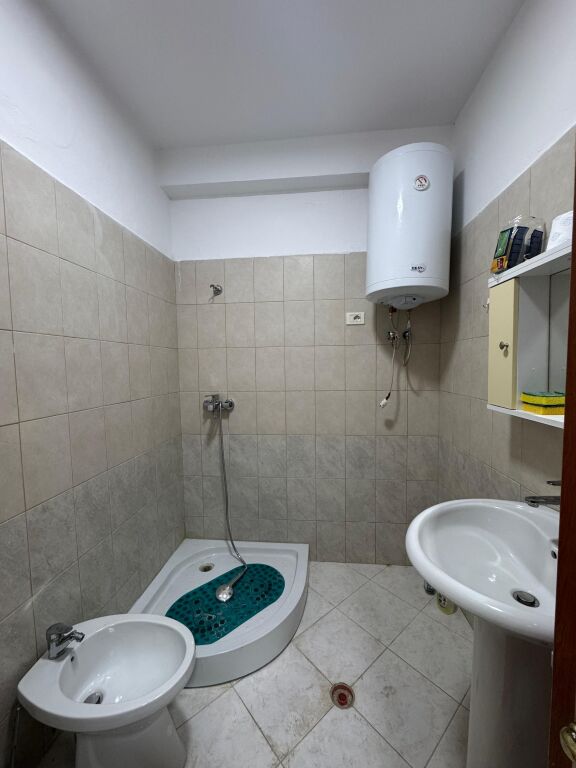 Shitet Apartament 1+1
