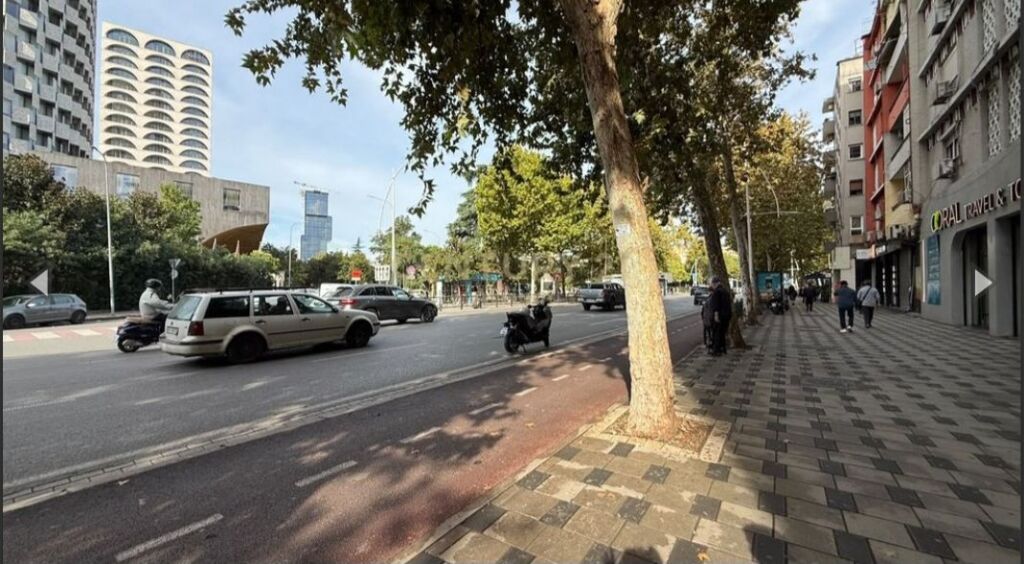 240 M2 AMBIENT KOMERCIAL PER SHITJE NE QENDER!